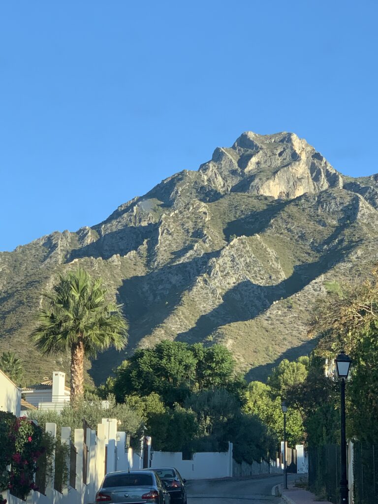 Der berühmte Berg La Concha, der Marbella vor den kalten Nordwinden schützt.